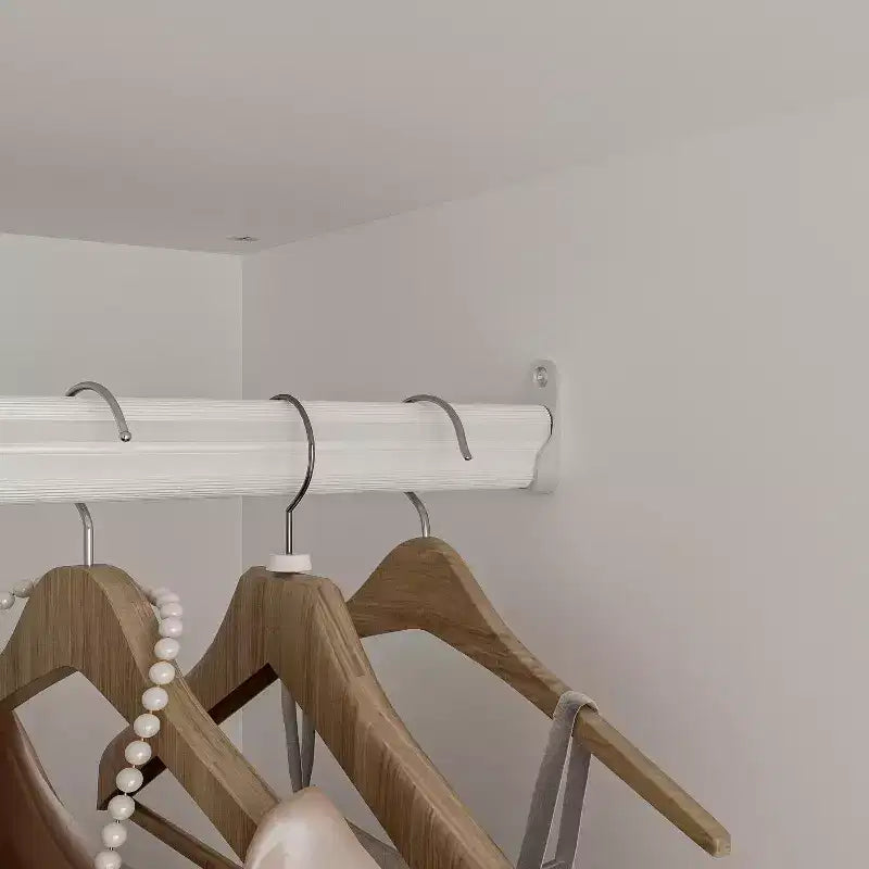 Armadio a due ante bianco e minimalista con sezione appendiabiti e contenitori organizzati