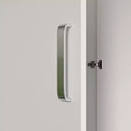 Armadio a due ante bianco e minimalista con sezione appendiabiti e contenitori organizzati