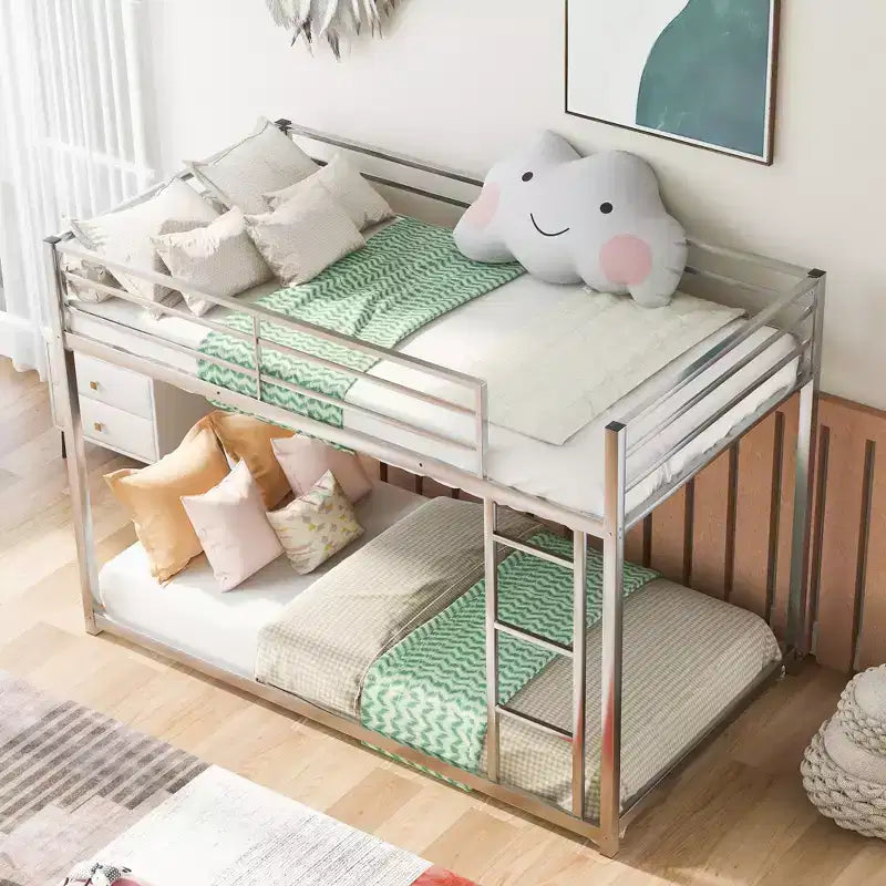 Letto a castello basso in metallo con scala e ringhiera, dimensioni standard – Struttura letto a castello salvaspazio per bambini