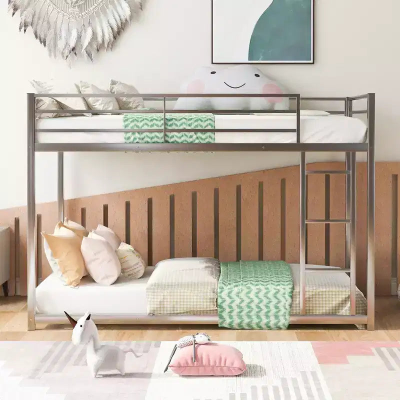 Letto a castello basso in metallo con scala e ringhiera, dimensioni standard – Struttura letto a castello salvaspazio per bambini