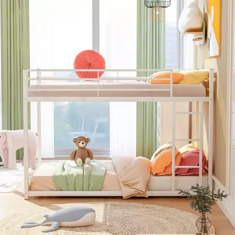 Letto a castello basso in metallo con scala e ringhiera, dimensioni standard – Struttura letto a castello salvaspazio per bambini