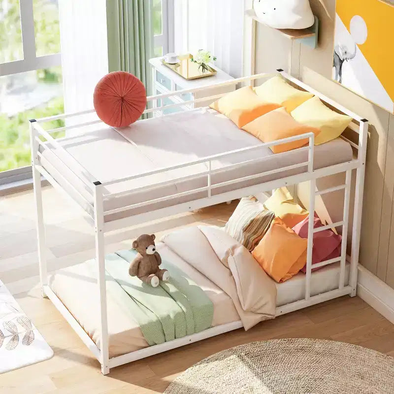 Letto a castello basso in metallo con scala e ringhiera, dimensioni standard – Struttura letto a castello salvaspazio per bambini