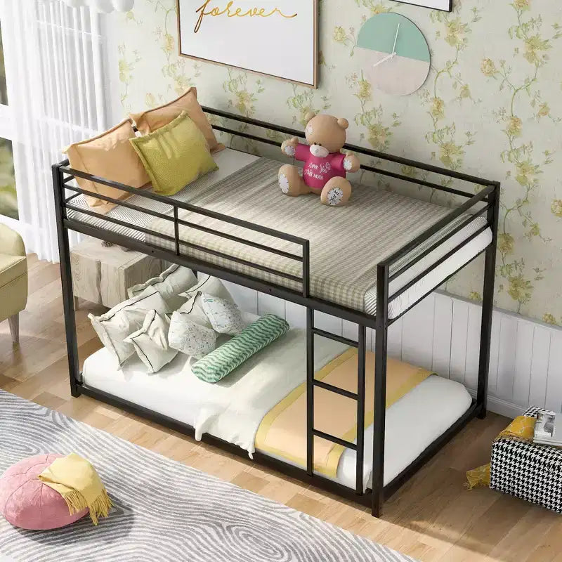 Letto a castello basso in metallo con scala e ringhiera, dimensioni standard – Struttura letto a castello salvaspazio per bambini