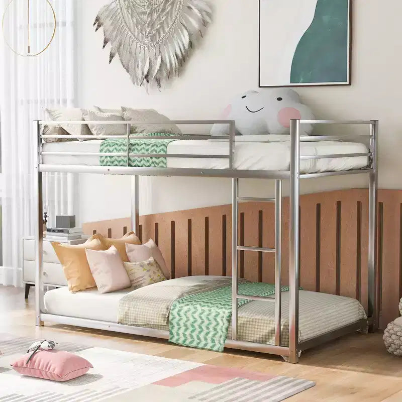Letto a castello basso in metallo con scala e ringhiera, dimensioni standard – Struttura letto a castello salvaspazio per bambini