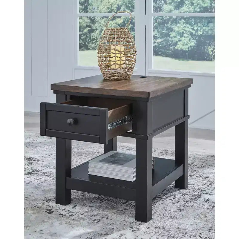 Tavolino Comodino Modern Farmhouse con Ricarica USB-A e USB-C, Cassetto e Ripiano Aperto – Nero e Marrone