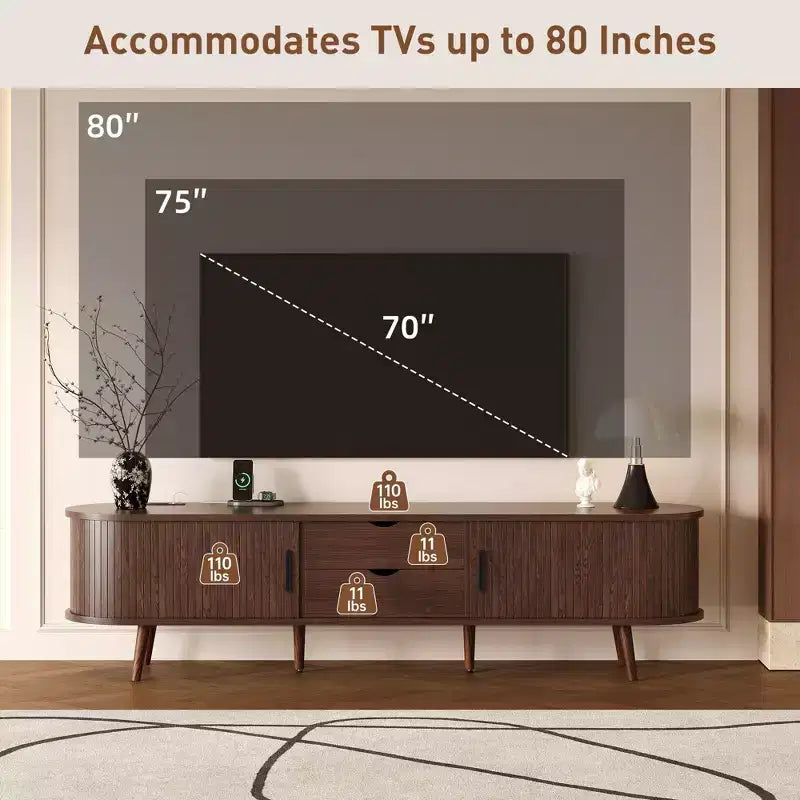 Mobile TV moderno di metà secolo da 70" con ante a serrandina, cassetti e presa di corrente integrata – Noce