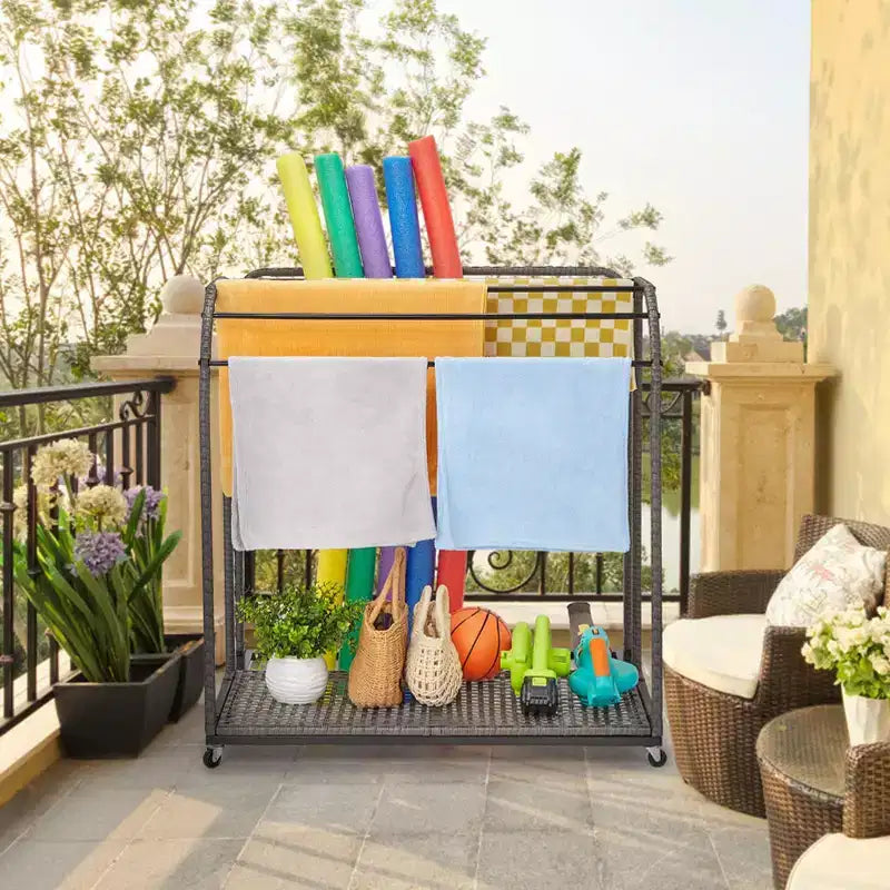 Porta asciugamani da bordo piscina, porta asciugamani in rattan intrecciato da terra, organizer con scomparto per gonfiabili, noodle da piscina, anelli da nuoto