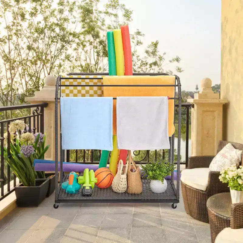 Porta asciugamani da bordo piscina, porta asciugamani in rattan intrecciato da terra, organizer con scomparto per gonfiabili, noodle da piscina, anelli da nuoto