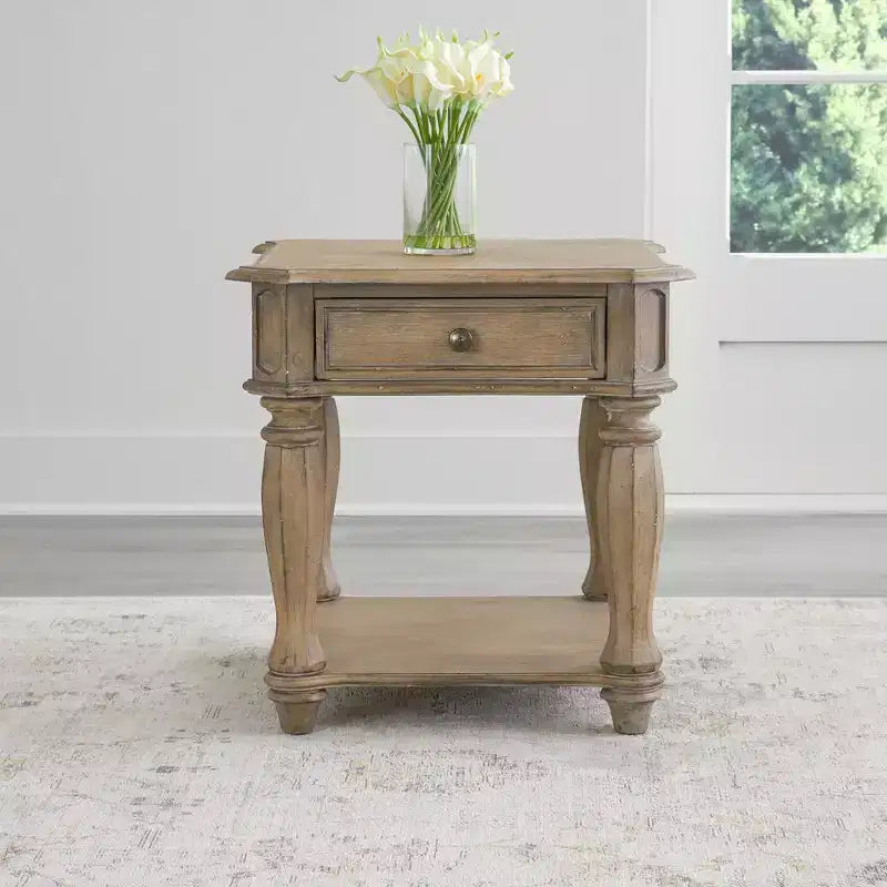 Tavolino Magnolia Manor in bisquit anticato – pioppo e impiallacciatura in quercia bianca, cassetto a coda di rondine, 28" larghezza
