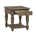 Tavolino Magnolia Manor in bisquit anticato – pioppo e impiallacciatura in quercia bianca, cassetto a coda di rondine, 28" larghezza