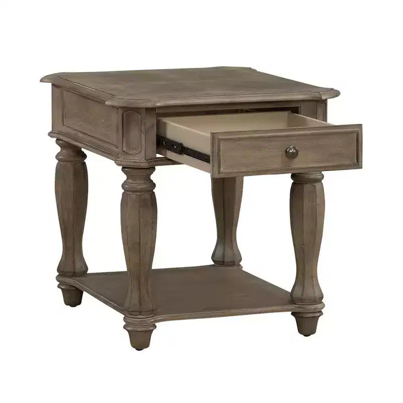 Tavolino Magnolia Manor in bisquit anticato – pioppo e impiallacciatura in quercia bianca, cassetto a coda di rondine, 28" larghezza