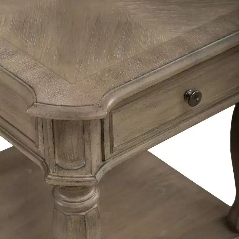 Tavolino Magnolia Manor in bisquit anticato – pioppo e impiallacciatura in quercia bianca, cassetto a coda di rondine, 28" larghezza