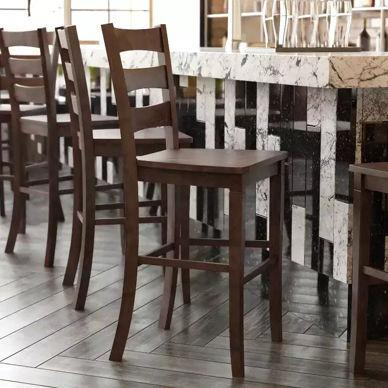 Set di 2 Sgabelli da Bar Classici con Schienale a Scala e Sedile in Legno Massello – Qualità Commerciale